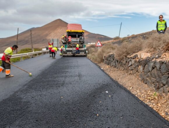 Arranca el asfaltado de la carretera que une Conil y La Asomada