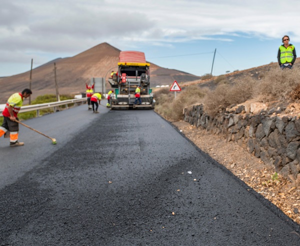 Arranca el asfaltado de la carretera que une Conil y La Asomada