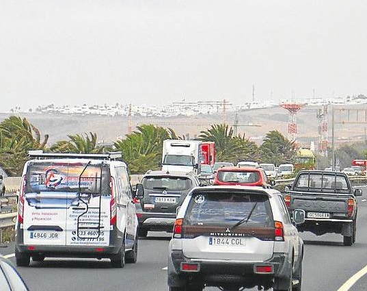 carreteracoches La bonificación del combustible será una realidad en 2025 en Lanzarote