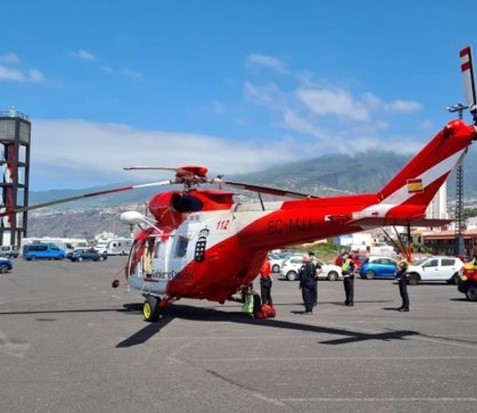 Yoné Caraballo lleva al Parlamento las 43.096 firmas a favor del helicóptero medicalizado con base en Lanzarote