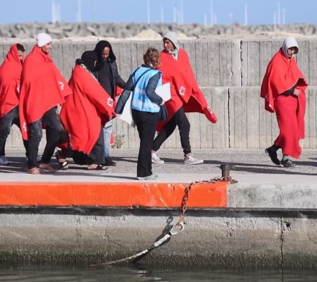 inmigranteslanzarote2 San Ginés replica a Marlaska: “Construir un gran CIE en Güime solo serviría para derivar miles de migrantes a Lanzarote y no al Estado”