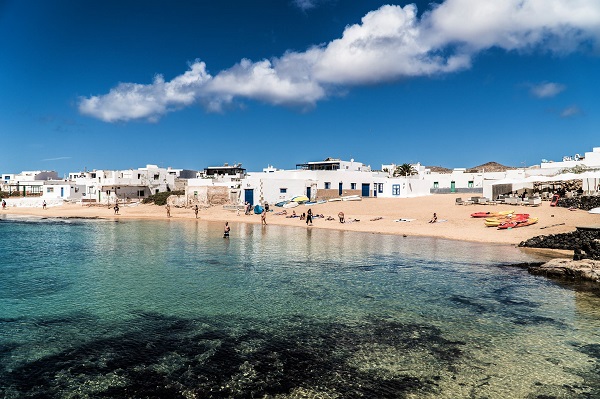 lagraciosa Teguise reclama al Estado una solución definitiva para garantizar la presencia de la Guardia Civil en La Graciosa