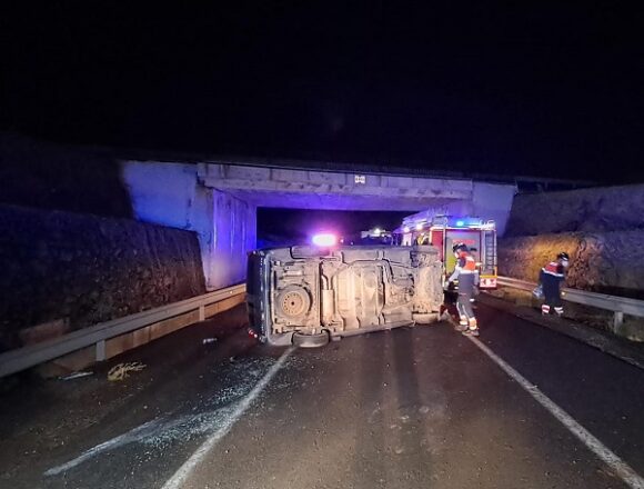 accidenteindelasamar24 Una persona herida tras el vuelco de un vehículo a la altura de Indelasa