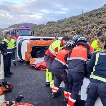 accidente vuelco haria apr24 Dos personas heridas tras el vuelco de un turismo en Haría