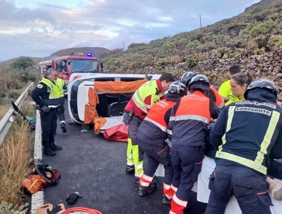 accidente vuelco haria apr24 Dos personas heridas tras el vuelco de un turismo en Haría