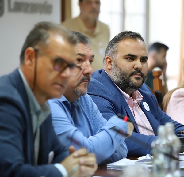 ccsamuelmartin El enjambre de langostas que llegó a Lanzarote se ha dispersado y no se esperan daños