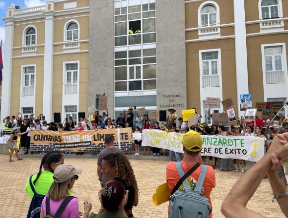 Unas 9.000 personas asisten en Lanzarote a la manifestación de ‘Canarias tiene un límite’, según la Delegación del Gobierno