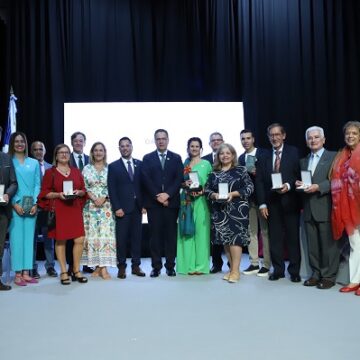 educacion distincion viera y clavijo 2023 (2) Los lanzaroteños Manuel García Déniz y Rafael Curbelo Armas recogen la distinción Viera y Clavijo 2023