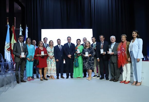 educacion distincion viera y clavijo 2023 (2) Los lanzaroteños Manuel García Déniz y Rafael Curbelo Armas recogen la distinción Viera y Clavijo 2023