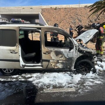 incendio coche arrecife may25 Calcinado un vehículo en Arrecife