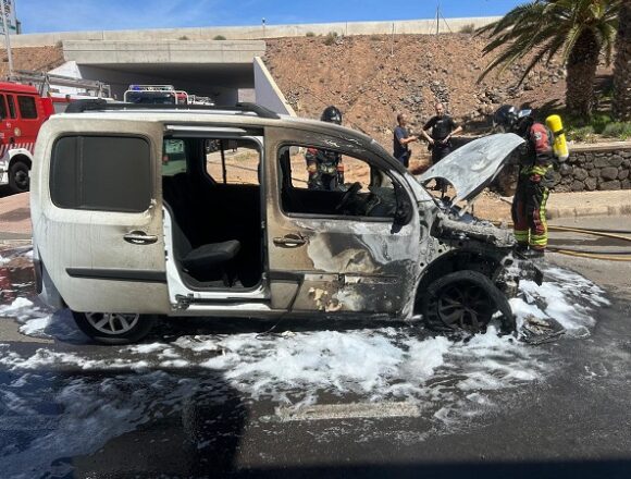 incendio coche arrecife may25 Calcinado un vehículo en Arrecife