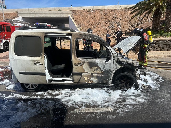 incendio coche arrecife may25 Calcinado un vehículo en Arrecife