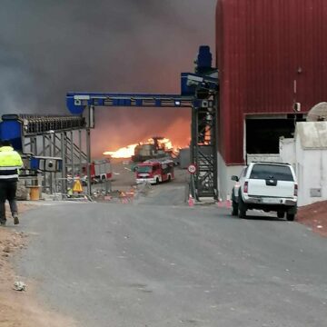incendio zonzamas may24 El Cabildo de Lanzarote activa todos los sistemas de emergencias tras el incendio del vertedero de Zonzamas