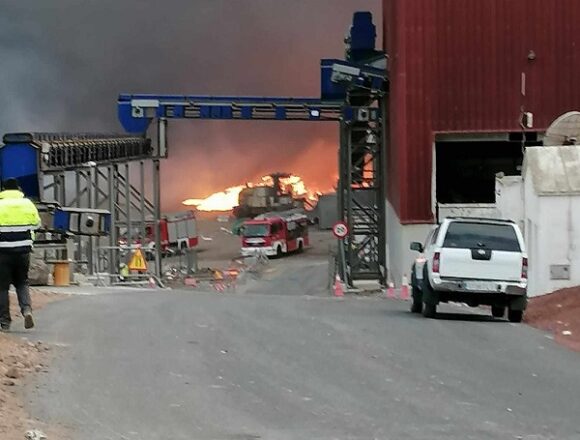 incendio zonzamas may24 El Cabildo de Lanzarote activa todos los sistemas de emergencias tras el incendio del vertedero de Zonzamas