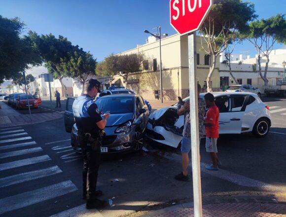accidente titerroy arrecife jul24 Aparatoso accidente en Titerroy entre dos turismos