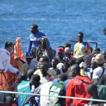 patera el hierro octubre 2023 Canarias presenta un estudio científico con una fórmula para la distribución de los menores migrantes