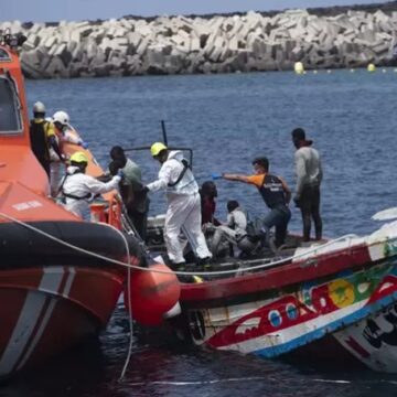 patera el hierro Aumentan a 618 los migrantes llegados a Canarias desde la noche del viernes en once pateras y se localiza una duodécima