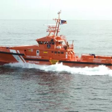 Salvamento lleva a Gran Tarajal a 58 personas tras rescatarlas de una neumática