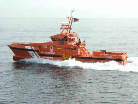 Salvamento lleva a Gran Tarajal a 58 personas tras rescatarlas de una neumática