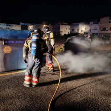 incendio contenedor arrecife oct24 La noche deja quince contenedores calcinados en Arrecife