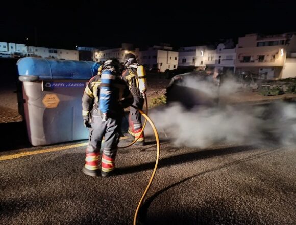incendio contenedor arrecife oct24 La noche deja quince contenedores calcinados en Arrecife
