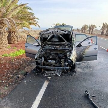 incendio coche nov 24 Arde un vehículo en plena carretera en Playa Honda