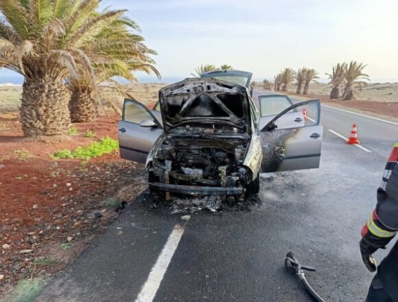 incendio coche nov 24 Arde un vehículo en plena carretera en Playa Honda