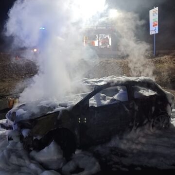 coche quemado playa blanca dec24 Arde un turismo en el Punto Limpio de Playa Blanca