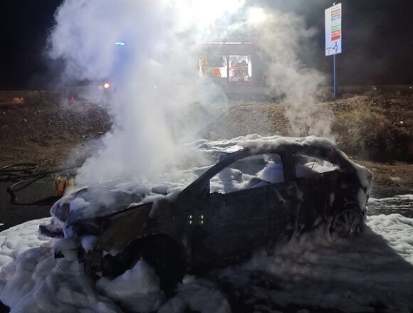 coche quemado playa blanca dec24 Arde un turismo en el Punto Limpio de Playa Blanca