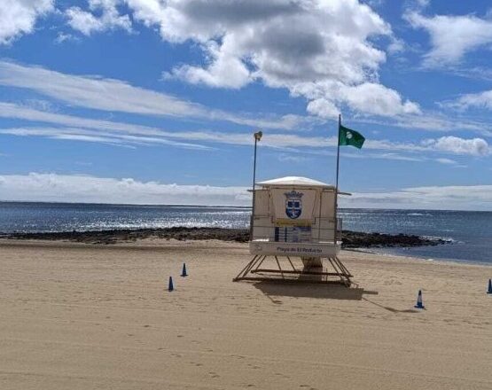 arrecife reducto Sanidad confirma la buena calidad de las aguas de la playa de El Reducto y levanta la restricción preventiva