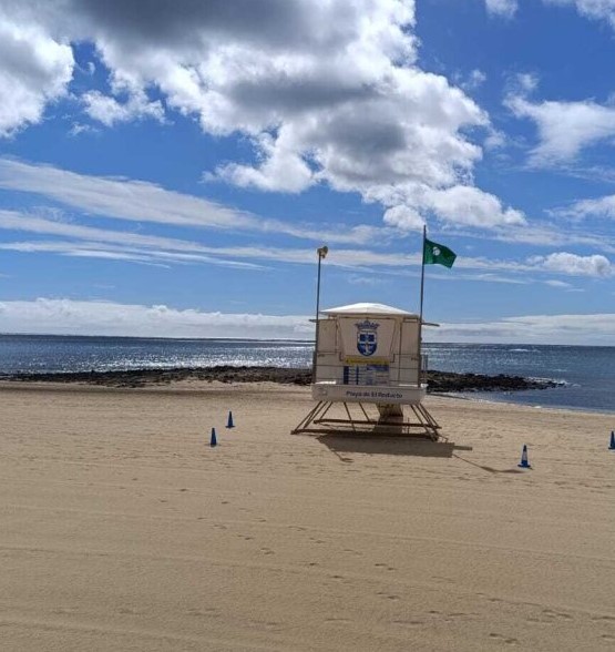 arrecife reducto Sanidad confirma la buena calidad de las aguas de la playa de El Reducto y levanta la restricción preventiva