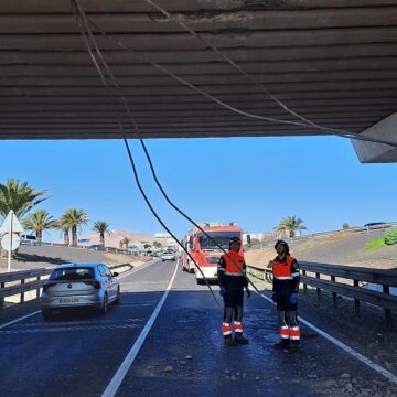 Un camión daña el puente de la LZ3 a la altura de Arrecife