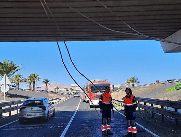 bomberos puente arrecife daños enero 25 Un camión daña el puente de la LZ3 a la altura de Arrecife