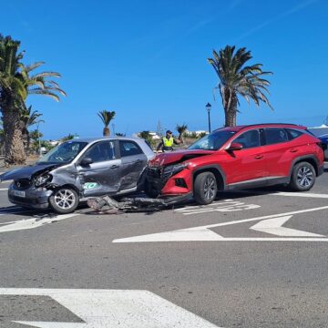 accidente costa teguise febrero 25 Choque de dos turismos sin heridos en Costa Teguise
