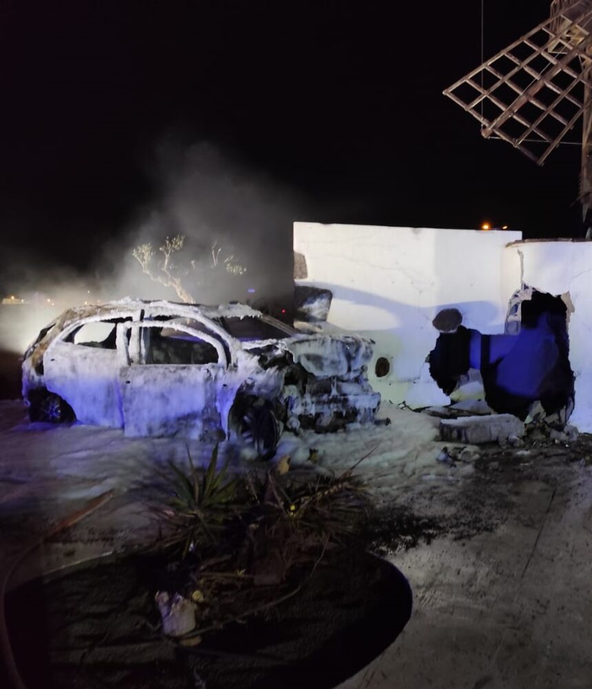 Calcinado un vehículo en Playa Blanca tras un accidente