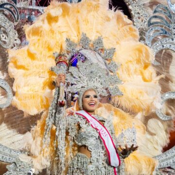 carnaval ace reina 2025 Vanesa Cumber, Reina del Carnaval de Arrecife 2025 con el diseño ‘Simplemente amigos