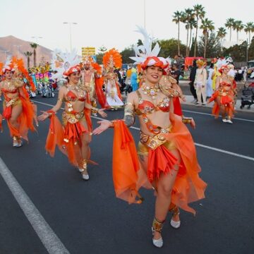 Doce grupos, dieciséis carrozas y cientos de mascaritas disfrutan del Carnaval de Playa Blanca