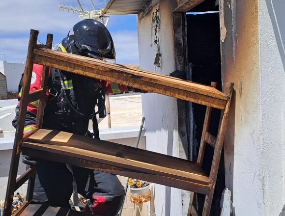 incendio teguise apr25 bomberos Los bomberos actúan en el incendio de una vivienda en Teguise