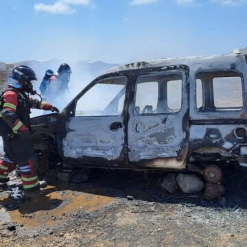 incendio coche arrecife may25 Los bomberos sofocan el incendio en un coche en Arrecife