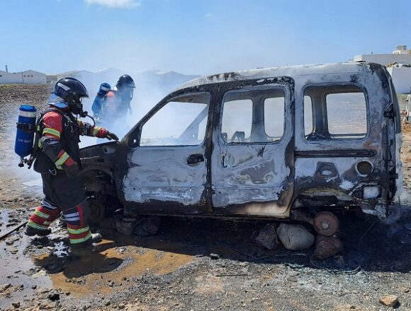 incendio coche arrecife may25 Los bomberos sofocan el incendio en un coche en Arrecife