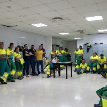Arrecife refuerza la limpieza viaria con una hora extra diaria tras un acuerdo con trabajadores y empresa