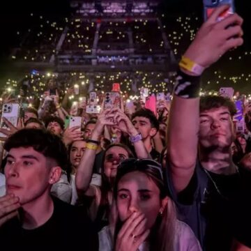 Casi la mitad de los jóvenes de España se mudaría a otro país