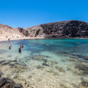 Papagayo Reabre al baño la Playa de Papagayo tras el control de Salud Pública