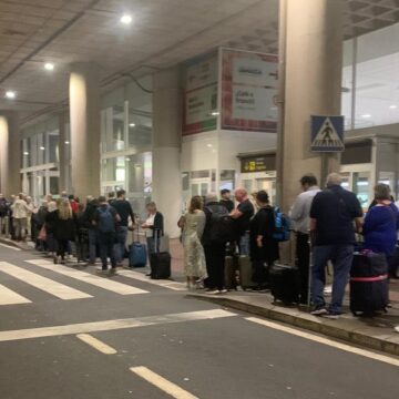 aeropuerto apto colas El Cabildo encarga un estudio sobre los criterios objetivos para otorgar autorizaciones del transporte para vehículos del Taxi/VTC en la isla de Lanzarote