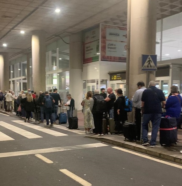 aeropuerto apto colas El Cabildo encarga un estudio sobre los criterios objetivos para otorgar autorizaciones del transporte para vehículos del Taxi/VTC en la isla de Lanzarote