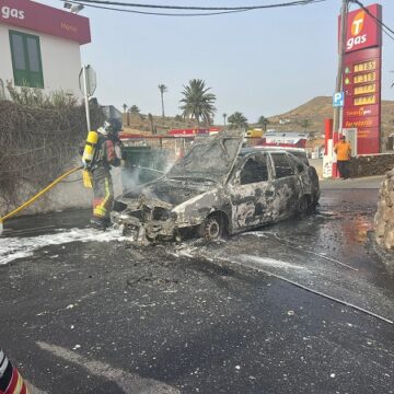 incendio vehiculo haria jul25 Un vehículo acaba calcinado en Haría