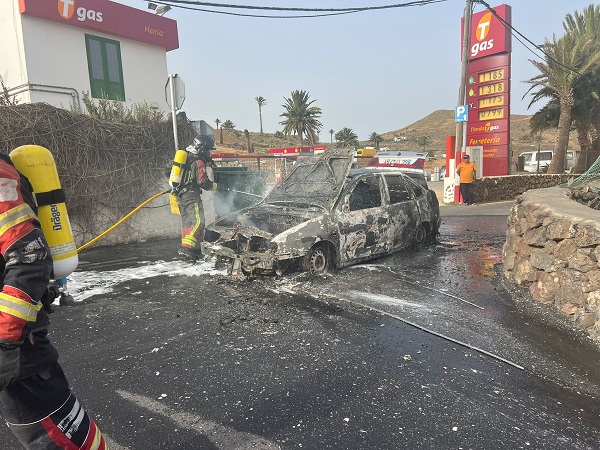 incendio vehiculo haria jul25 Un vehículo acaba calcinado en Haría