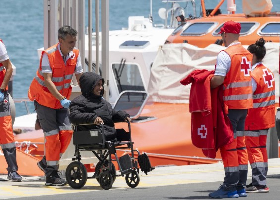 patera mujer sin piernas lanzarote jul25 Una mujer sin piernas, entre las 38 personas rescatadas de la última patera en Lanzarote