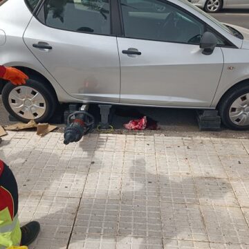accidente costa teguise aug25 Los bomberos socorren a una persona tras caer con su silla de ruedas en Costa Teguise