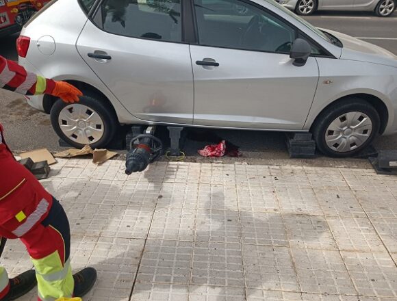 accidente costa teguise aug25 Los bomberos socorren a una persona tras caer con su silla de ruedas en Costa Teguise